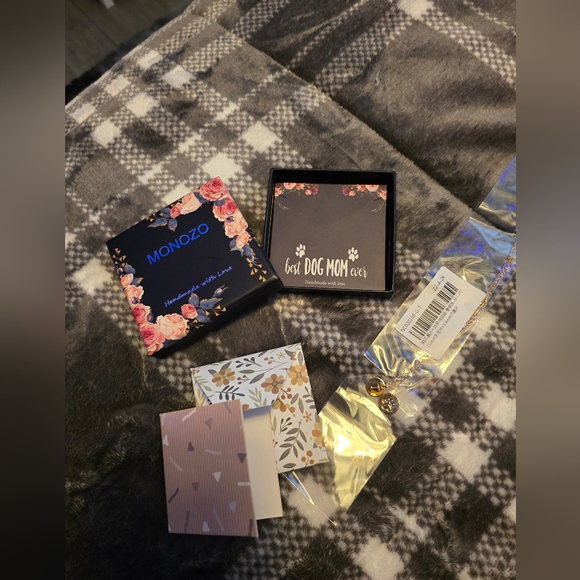 Letter T "Best Dog Mom Ever" Necklace - Picture 5 of 8